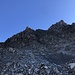 Der erste Blick auf die bevorstehende Kletterei - unsere Route verläuft immer links der großen, dunklen Rinne in der Bildmitte