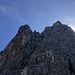 Bereits am W-Grat, und Blick von unten auf den Steilaufschwung an Seillänge 8