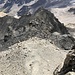 Noch oberhalb der II-er-Stelle im Abstieg, mit Blick auf den folgenden, breiten SO-Grat-Rücken.
