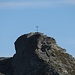 Bei genauem Hinsehen erkennt man im Zoom: einige Fixseile erleichtern den Aufstieg auf den Gipfelklotz des Pfaffenbichl.
