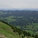 am Gipfelgrat - Blick zum üblichen Startpunkt Alpwirtschaft Gründli