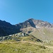 Bei der Alp Blacki tritt der Gipfelaufbau des Bristen mit seinen beiden markanten Graten deutlicher in das Sichtfeld