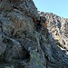 Rückblick im Abstieg - eine der Stellen, an welcher (hier rechts im Bild bzw. westlich des Grats) ein guter Pfad neben dem Grat aufwärts führt, aber auch das (Auf- wie Ab-)Klettern am Grat möglich ist