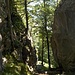Wenig östlich von Ränggen ist der Grat durch eine ordentliche Kerbe unterbrochen. Dies würzt die Tour mit einer IIer-Stelle, die vermutlich etwas unbequem und umständlich umgangen werden könnte.