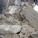 (Routenbild 17) Die Gratschulter und das finale Stück vom Gipfel aus gesehen. Man klettert am besten so nah an der Kante wie möglich.
