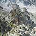 Blick vom Kleinlitzner hinab auf das obere Ende des Klettersteigs. Er kommt von links unten herauf, immer parallel zur Geröll-Rinne.