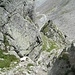 Abstieg vom Kleinlitzner. Geradeaus die schon mehrfach genannte Geröll-Rinne, rechts an der Wand der Klettersteig.