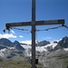 Gipfelkreuz auf dem Piz 6R mit der Erklärung für den seltsamen Namen des Berges: Die Klasse 6R der Leopoldschule hat den Berg getauft und das Kreuz aufgestellt.
