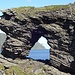 Blick zum Nordkapp durchs Felstor