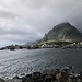 Eine Lücke in den Wolken gibt den Blick auf den äussersten Zipfel der Lofoten frei