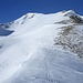 Der Gipfelhang mit dem Skigipfel (links)