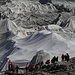 Touristen suchen das Gletscher-Eis unter weissen Tüchern