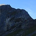 Erste Sonnenstrahlen beleuchten den Gipfel der Schnide (2140m).