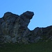 Der Sattel P.2089m unterhalb der Schnide, am einfachsten erklettert man ihn (T4; Fels I) direkt rechts unterhalb des überhängenden Felsturms.
