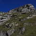 Blick von Sattel P.2051m auf den Gipfelaufbau vom Schild (2085m). Man erreicht den Gipfel über ein von links nach rechts oben leitendes Grasband (kurze Stelle T4).
