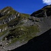 Um den Gross Schinder (2197m) vom Schilld zu erreichen muss man die Geröllebene Brunni durchqueren. Der Aufstieg ist aber einfach und führt durch Geröll- und Grashönhe in den Sattel rechts vom Gipfel.