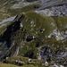 Tiefblick vom Gross Schinder (2197m) auf den Chli Schinder (2161m).