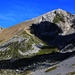Aussicht vom Chli Schinder (2161m) aufs Hanghorn (2679m) und auf den äusserst selten besuchten Zahn Hüenderbergli (2630m).