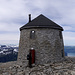 Skåla - 1.843m, Gipfelturm mit Aufenthalts- und Übernachtungsmöglichkeiten.