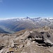 Aussicht Richtung Westen und Blick auf den Westgrat des Gross Muttenhorns. Ganz weit hinten gucken Eiger und Mönch hervor. Die Jungfrau ist vom Finsteraarhorn verdeckt. Den Mont Blanc sollte man von hier auch sehen können, ist heute aber etwas zu dunstig.