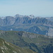 Aussicht von der Haldensteiner Calanda: Hinter dem Muggerchamm Alvierkette, dahinter Alpstein.
