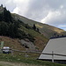Hütte Alp Heubödeli, deren Dach man vom Grat (= hinten) über lange Zeit sieht.