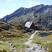 <b>Capanna Scaletta (2205 m)</b>.<br />Alle 15.45 sorseggio una panaché sulla terrazza della Capanna Scaletta, osservando da lontano gli stambecchi che oggi non si sono concessi al mio obiettivo. Tutti i tavoli sono occupati da escursionisti svizzero-tedeschi, che si crogiolano al sole ticinese. 