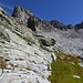 Aufstieg von der Bassa della Cognora entlang dem Pizzo di Mezzodi NW-Grat, der erst nach den markanten Türmen oben links betreten wird. Rechts der Mitte der Gipfel und der S-Grat, über den auf dem VAV zum W-Kar darunter abgestiegen wird