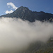 Nebel und Wolken lösen sich langsam auf und geben die Sicht auf den Pizzo di Mezzodi frei