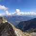 Blick von der Cima Bianca über den Verbindungsgrat zurück zu P. 2602 und zum Poncione Croara, rechts unten die wunderschön gelegene Alpe Lagasca, darüber u.a. Lagasca und Cima di Piategn, in der Mitte über dem Valle d'Usèdi der Grat vom Pizzo Erra zum Matro, und am Horizont unter den Wolken die E Blenieser Gipfel
