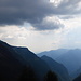 20min später - dicke dunkle Wolken drängen vom Val Carecchio, Val d'Agro und Val d'Ambra herüber und es grummelt auf allen Seiten. (Danach war ich nicht mehr so auf's Fotografieren fokussiert... um 15:15 bin ich losgerannt, um 16:15 war ich an der Brücke von Forno, um 17:30 daheim.)