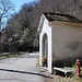 Die Straße führt an einer kleinen Kapelle vorbei.