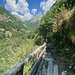 schön angelegter Weg ins Tal hinein