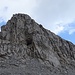 Der sogenannte Biwakturm. In leichter Kletterei (I) erreicht man 4-5 m über dem Geröll den Biwakplatz.