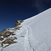 Querung unterhalb der Eisnase zu P. 4163. Der Felskranz schützt gut vor eventuellen Abstürzen.