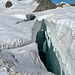 mächtige Spalten durchziehen die mit Hilfe von Pistenraupen präparierte Aufstiegsspur hinauf zur Mönchsjochhütte