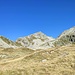 in avvicinamento verso la vetta, la cima vera rimane dietro quel cucuzzolo all'estrema destra