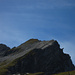 Der Grat zum Rossfallenspitz, im Hintergrund der Haldensteiner Calanda. Markant die fast wagrechte Felsnadel in der rechten Bildhälfte