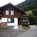 Haus in Stechelberg. Es ist schon spät, als wir von dort den Aufstieg nach Mürren beginnen.