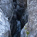 Eine tiefe Klamm am Bett des ehemaligen Gamchigletschers.