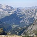 Von der Blüemlisalphütte wenig oberhalb des Houtürli kann man im Westen ins Kandertal sehen. Unten die Ortschaft Kandersteg. So weit müssen wir heute noch absteigen.