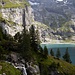 Ein Wasserfall am Öschinensee. Im Hintergrund  das Fründenhorn.