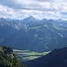 Im Zoom schaut man über das Tannheimer Tal zur Leilachspitze.