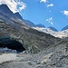 Am Gletschertor des Oberaargletschers. Von dort führt ein Wanderweg zum Berghaus Oberaar. 