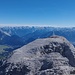 Blick über den flachen Ostgipfel ins Karwendel.