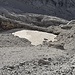 Etwas rechts von diesem Schneefeld zieht eine Pfadspur ins Tal (auf Steinmannl achten)