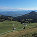 Im Vordergrund Alp Chüeberg, hinten Aaretal sowie Schrattenflue und Hohgant