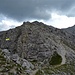 Vom Schafkögel geht es in eine kleine Scharte, dann geht es auf einen Wanderpfad in felsiges Gelände