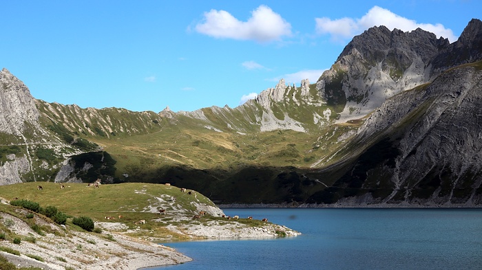 Blick zu ein paar lustigen Felszacken neben dem...