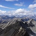 Im Vordergrund ist der brutale Verbindungsgrat zum Kleinen Rotstein teilweise erkennbar. Dahinter sind die Zillertaler Alpen.
